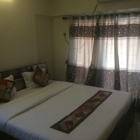 ムンバイ Poonam Hieghts Bed & Breakfast エクステリア 写真