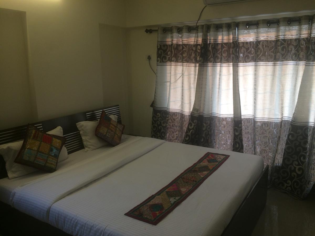 ムンバイ Poonam Hieghts Bed & Breakfast エクステリア 写真
