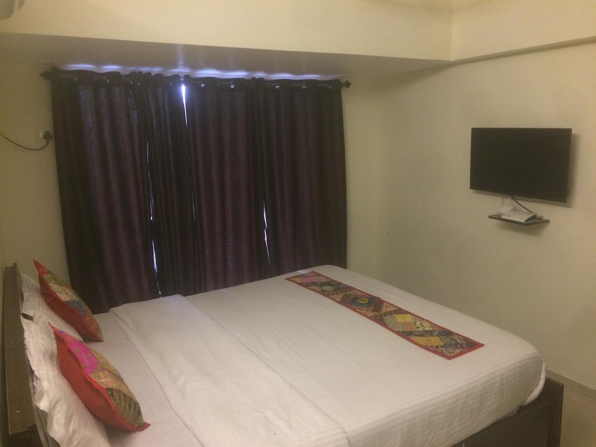 ムンバイ Poonam Hieghts Bed & Breakfast エクステリア 写真