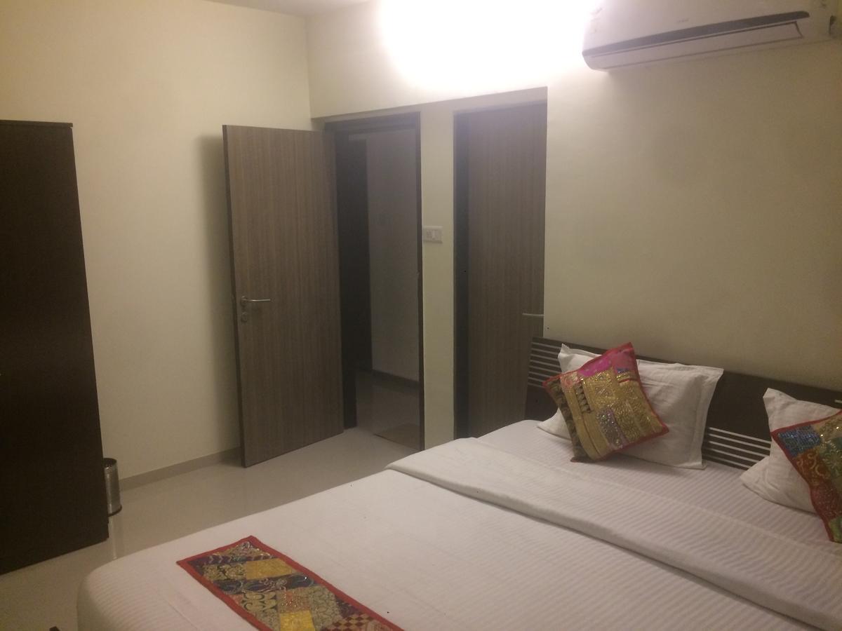 ムンバイ Poonam Hieghts Bed & Breakfast エクステリア 写真