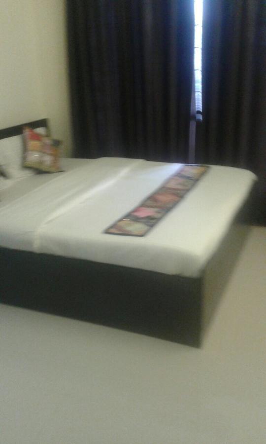 ムンバイ Poonam Hieghts Bed & Breakfast エクステリア 写真
